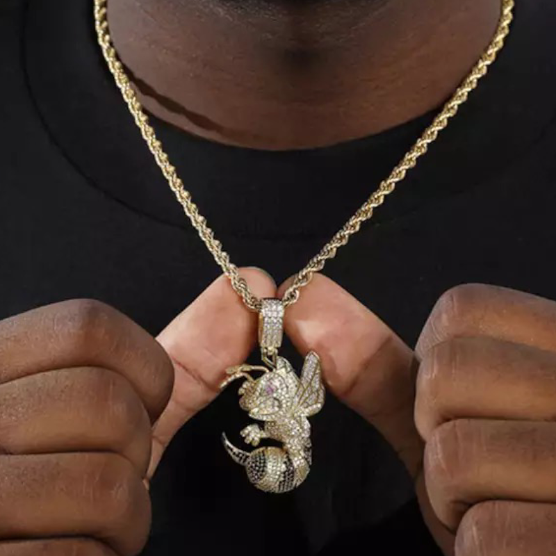 Pendentif abeille en colère